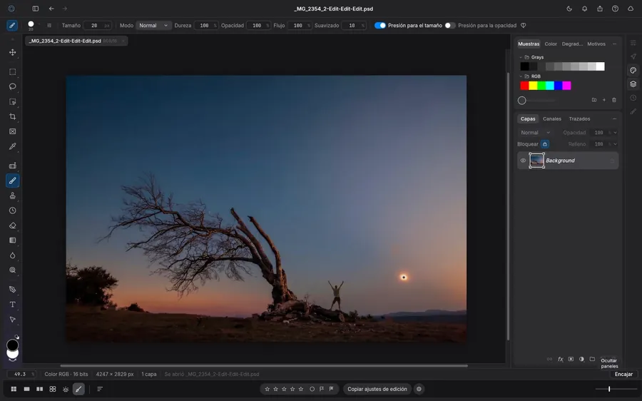 Editor de imagen de RAW Studio con paleta de herramientas, capas y una fotografía abierta como PSD de 16 bits