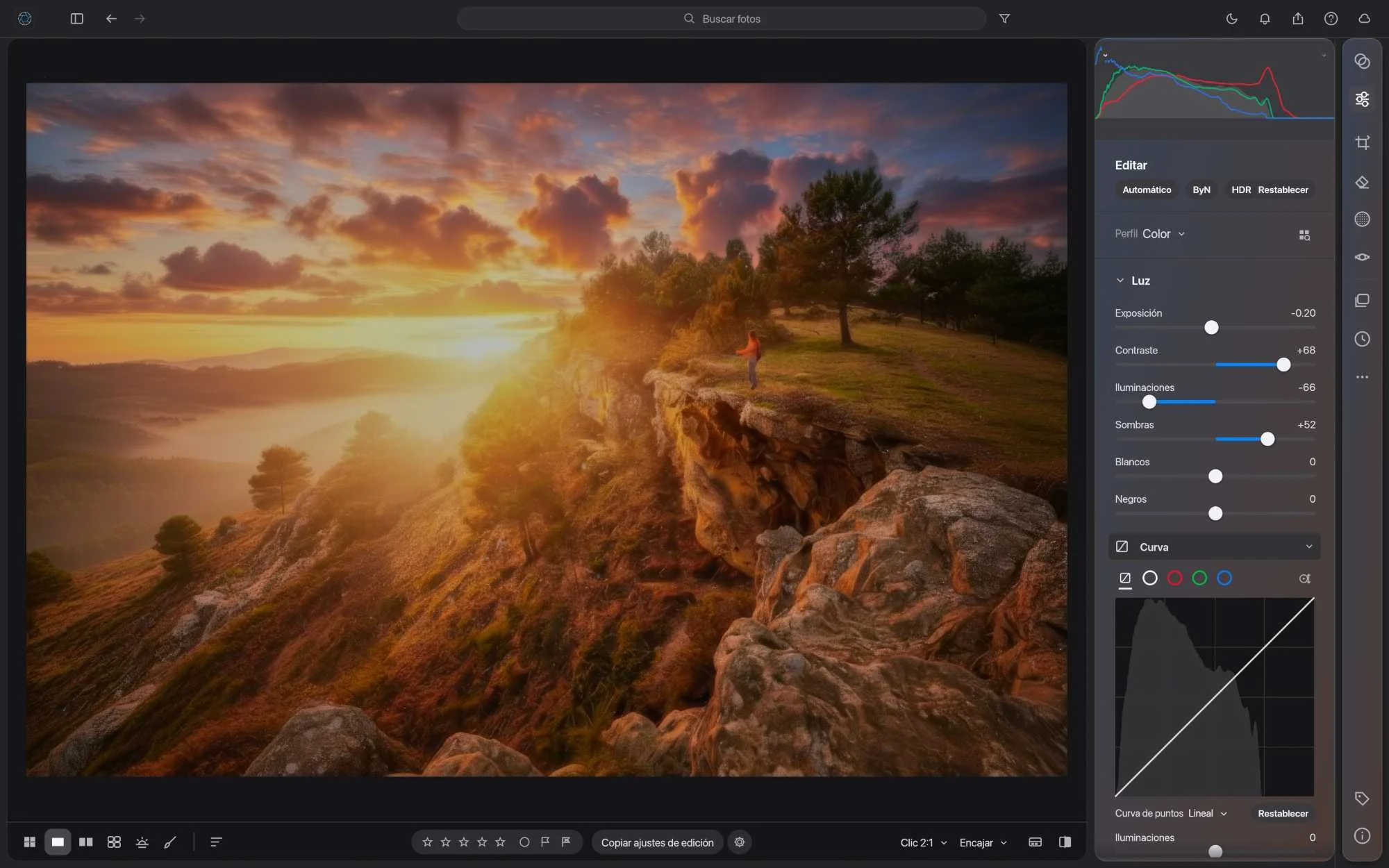 Módulo de revelado de RAW Studio: fotografía a pantalla grande con el panel de ajustes de luz, color y detalle a la derecha